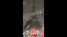 Paris Glows Under Its First Snow of 2025 — Eiffel Tower Lit by Falling Flakes