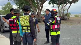 Tourists flee sinking ferry struck by wave in southern Thailand