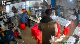 一头牛受惊后突然冲进餐馆 食客慌忙躲避餐具受损