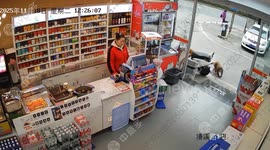 三只猴子组团超市内 “零元购” 各揣一袋面包溜之大吉