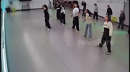 舞蹈老师领舞时低血糖摔倒，学员误认新动作集体模仿