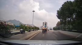 Dashcam captures light rear-end bump with electric motorcycle in Chongqing, China