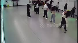 Dance instructor faints during class, students continue in Liaoning, China
