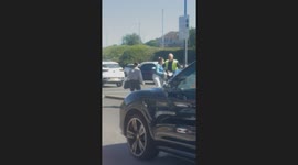 Passer-by records a bold shoplifter’s hilarious showdown with a dedicated security guard