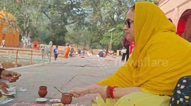 Touching Tribute: Foreign Woman Performs Father's Pind Daan in Gaya