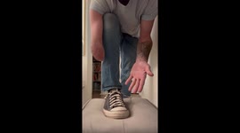 Amputee Effortlessly Ties His Shoe with One Hand