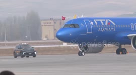 Pope Leo XIV arrives in Türkiye on his 1st foreign visit (2)