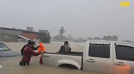 33 killed, nearly 1M families impacted as severe floods hit Southern Thailand (2)