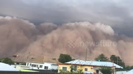 Apocalyptic Dust Storm Engulfs Dubbo: Red Skies & Lightning!