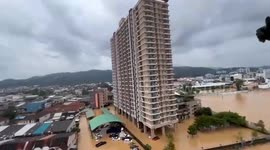 Army delivers aid to residents hit by flood in Thailand