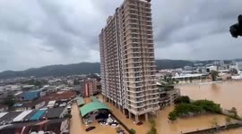 Army delivers aid to residents hit by flood in Thailand