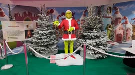 Life-Size Grinch Cake! Fabulously Fondant's Christmas Masterpiece