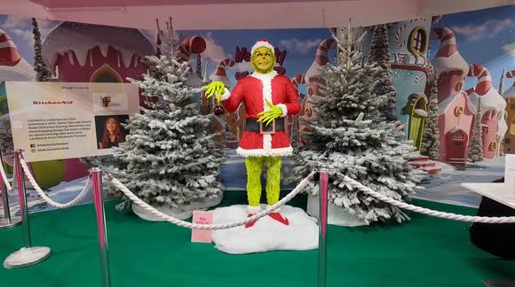 Life-Size Grinch Cake! Fabulously Fondant's Christmas Masterpiece