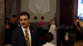 Lighthearted moment as Pope Leo XIV struggles with plaque cover during Türkiye visit