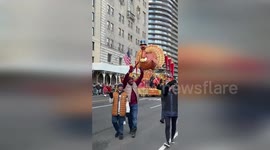 US: Giant Thanksgiving ‘Entertainer’ Turkey Float Thrills Crowds In Manhattan
