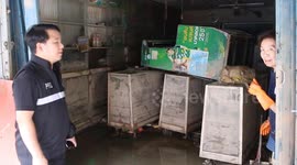 Thailand flood subsides leaving debris strewn across streets