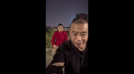 Couple’s photo attempt turns into a funny fall in Zhejiang, China