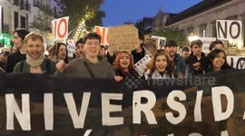 On Thursday the 27th, for the second consecutive day of the strike, thousands of university students and professors marched through the streets of Madrid with chants and banners, demanding quality public education. The demonstration proceeded to the headq