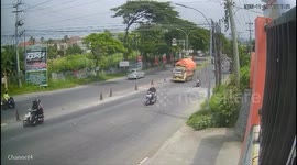 Truck Fails to Climb Hill and Rolls Back Into Streetlight Pole — CCTV Footage from Semarang, Indonesia”