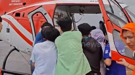 Helicopter moves patients in critical condition to hospital during southern Thailand flood crisis