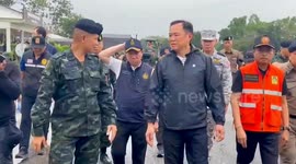 Thai Prime Minister visits shelter housing flood victims as death toll reaches 100