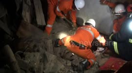 父爱如山！民房倒塌  废墟下父亲紧抱年幼女儿