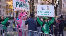 Supporters rally outside Manhattan courthouse for Luigi Mangione