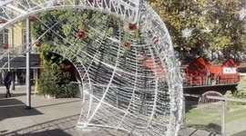 « Une jolie rivière filmée en pleine nature avec des décorations de Noël autour, offrant une ambiance calme et festive. Une scène parfaite pour des contenus relaxants ou pour illustrer l’esprit des fêtes. »