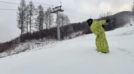 Friend’s oversized jacket creates funny skiing moment in Jilin, China