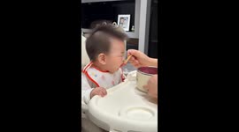 Child reacts adorably to sour blueberries in Jilin, China