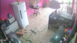 Woman suffers painful fall after slipping on wet floor while cleaning shop in Brazil