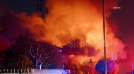 US, Los Angeles: Compton Flames Engulf House