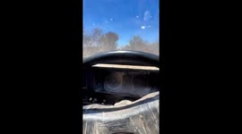 Car in the desert! The driver who proves his vehicle is a true tractor in the backlands