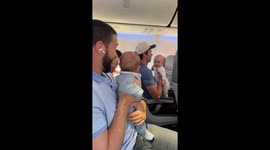 Babies share adorable mid-flight interaction inside airplane in Mexico