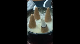 Burning cone incense for room fragrance.
The scent released from its smoke creates a relaxing aroma for meditation and refreshes the mind.