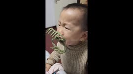 Toddler struggles with springy hair clip in Liaoning, China