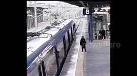 幼童跌落站台缝隙 铁路工作人员紧急救援化险为夷