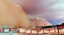 Terrifying sandstorm engulfs homes in Algeria