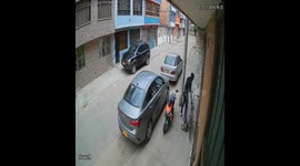 CCTV captures moment victim slips and falls while chasing bike thief in Bogota