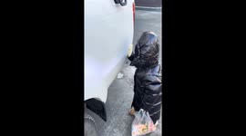 Little boy’s gloves freeze to the car in Heilongjiang, China