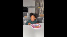 Réaction sensible de ma fille à une situation que je lui ai présentée