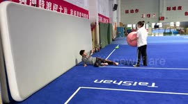 Gym court clash turns into comedy moment in Gansu, China