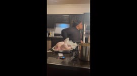 First-time turkey prep turns hilarious in Little Rock, USA