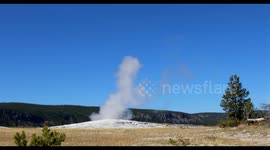 Old Faithful Eruption: A Spectacle of Nature in Yellowstone Park