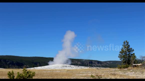 Old Faithful Eruption: A Spectacle of Nature in Yellowstone Park