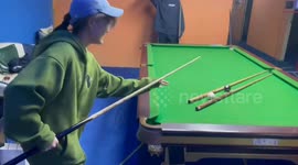 Unexpected billiard trick shot surprises friends in Guangdong, China