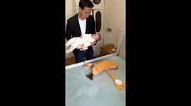 Father uses banana plush toy to comfort baby in Hunan, China