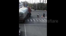 女子骑车陷入货车盲区险被碾压 交警及时救援化险为夷