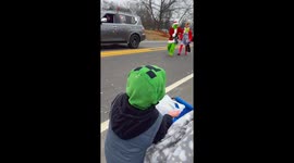 Grinch tries to steal boy’s candy at parade—Santa steps in, viral TikTok hits 14K views