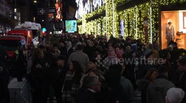 Thousands gather for Rockefeller Center Christmas tree lighting in New York